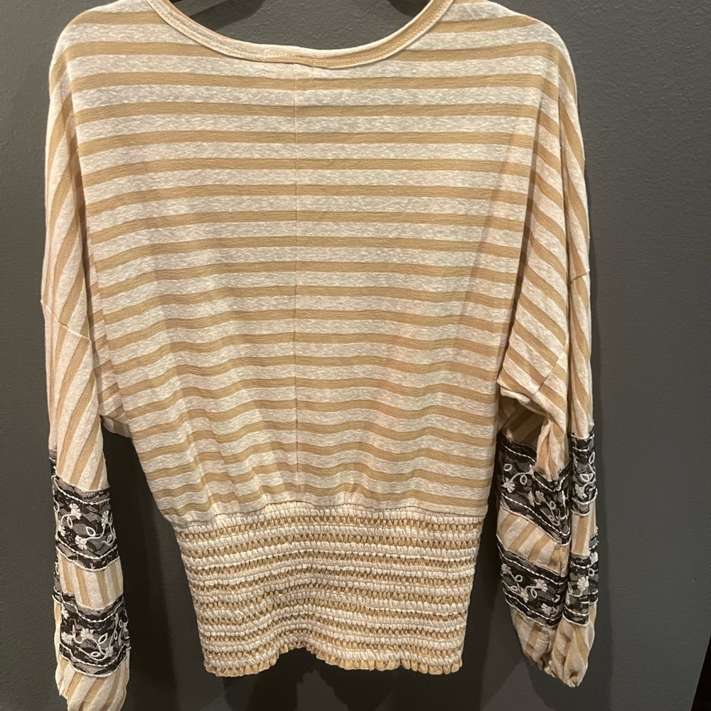 Gimmicks by BKE Beige and Black Patterned Long Sleeve Top - Picture 3 of 4